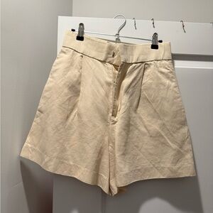 Bermuda shorts in butter yellow